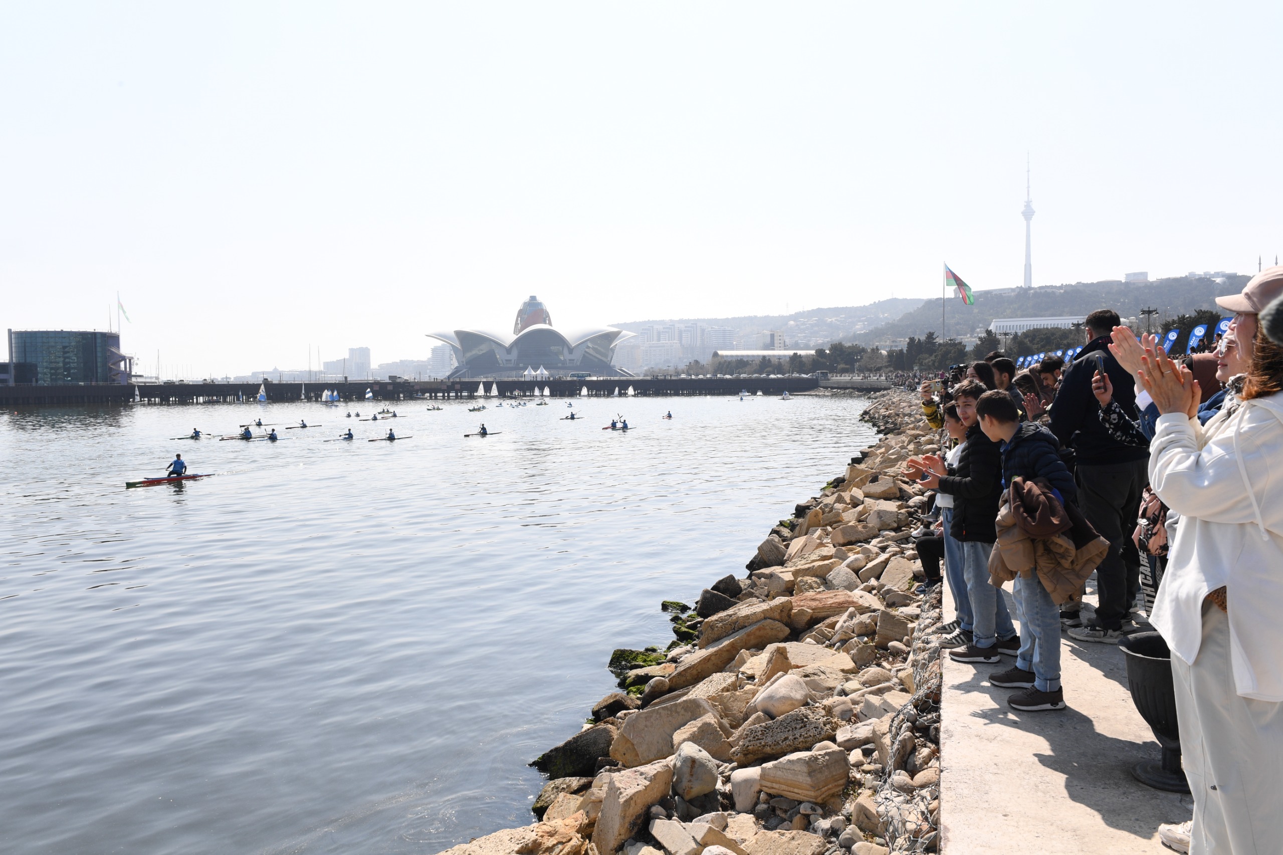 Bakıda Xəzərin suları avarçəkmə və yelkənli qayıqlarla bəzəndi (FOTO)